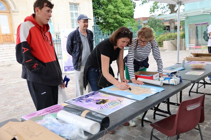 Photo du stand Ville propre devant la mairie