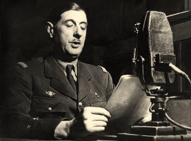 Charles_de_Gaulle_au_micro_de_la_BBC.jpg