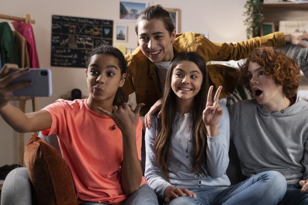 groupe-amis-adolescents-prenant-selfie-ensemble-maison.jpg