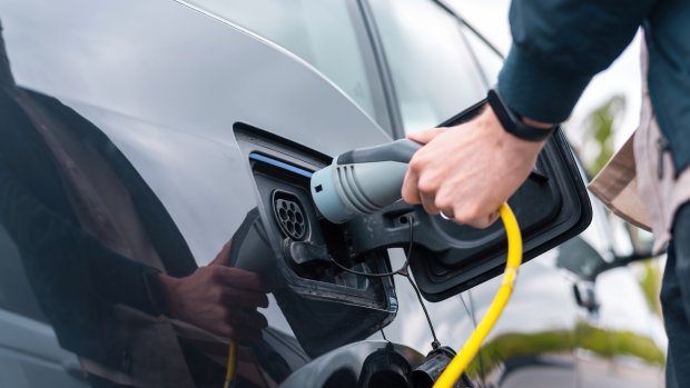 homme-branchant-chargeur-dans-voiture-electrique-station-charge.jpg