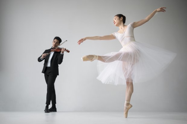 vue-cote-de-ballerine-danse-et-violon-musicien.jpg