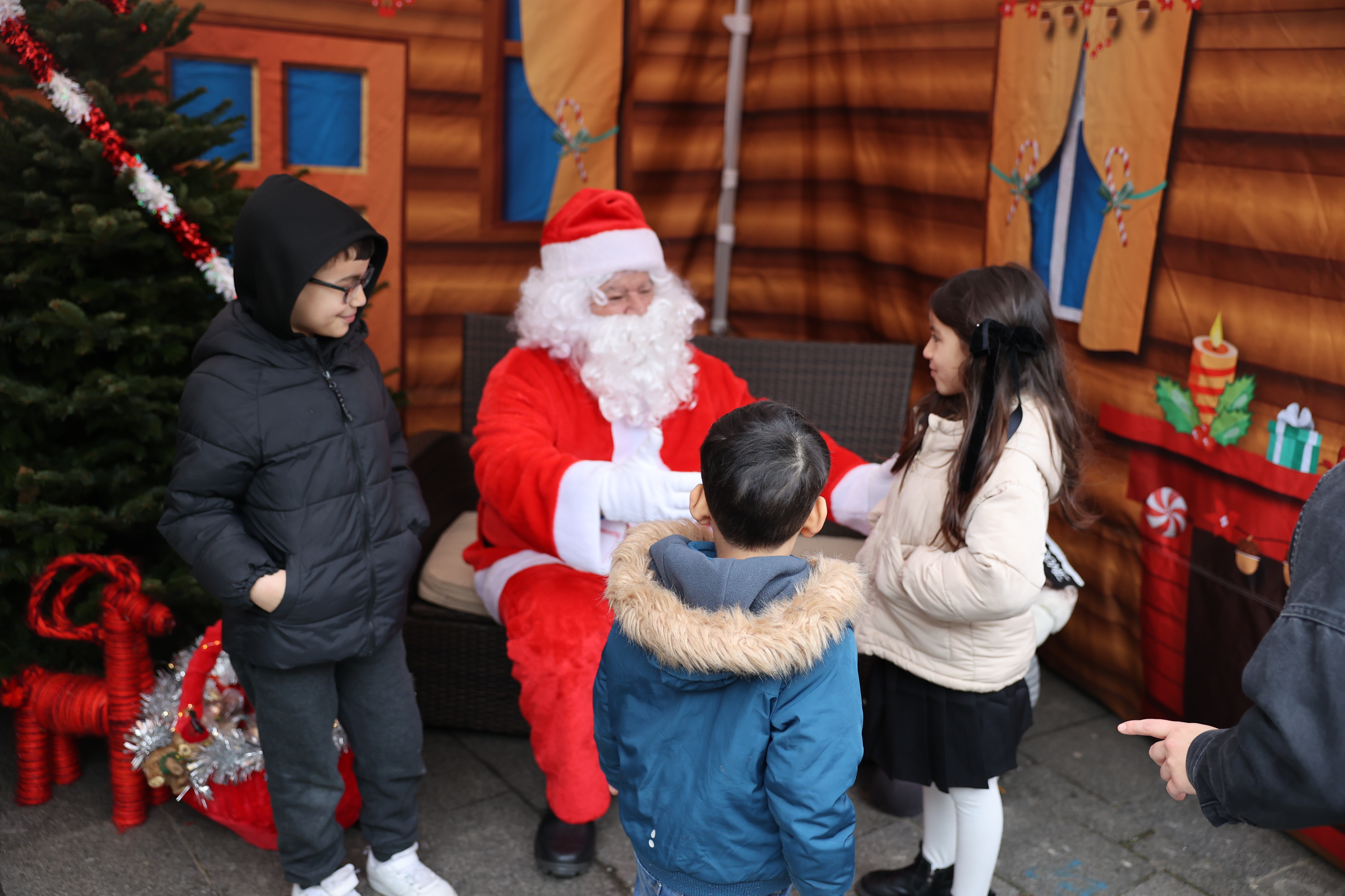 enfants avec le Père Noël