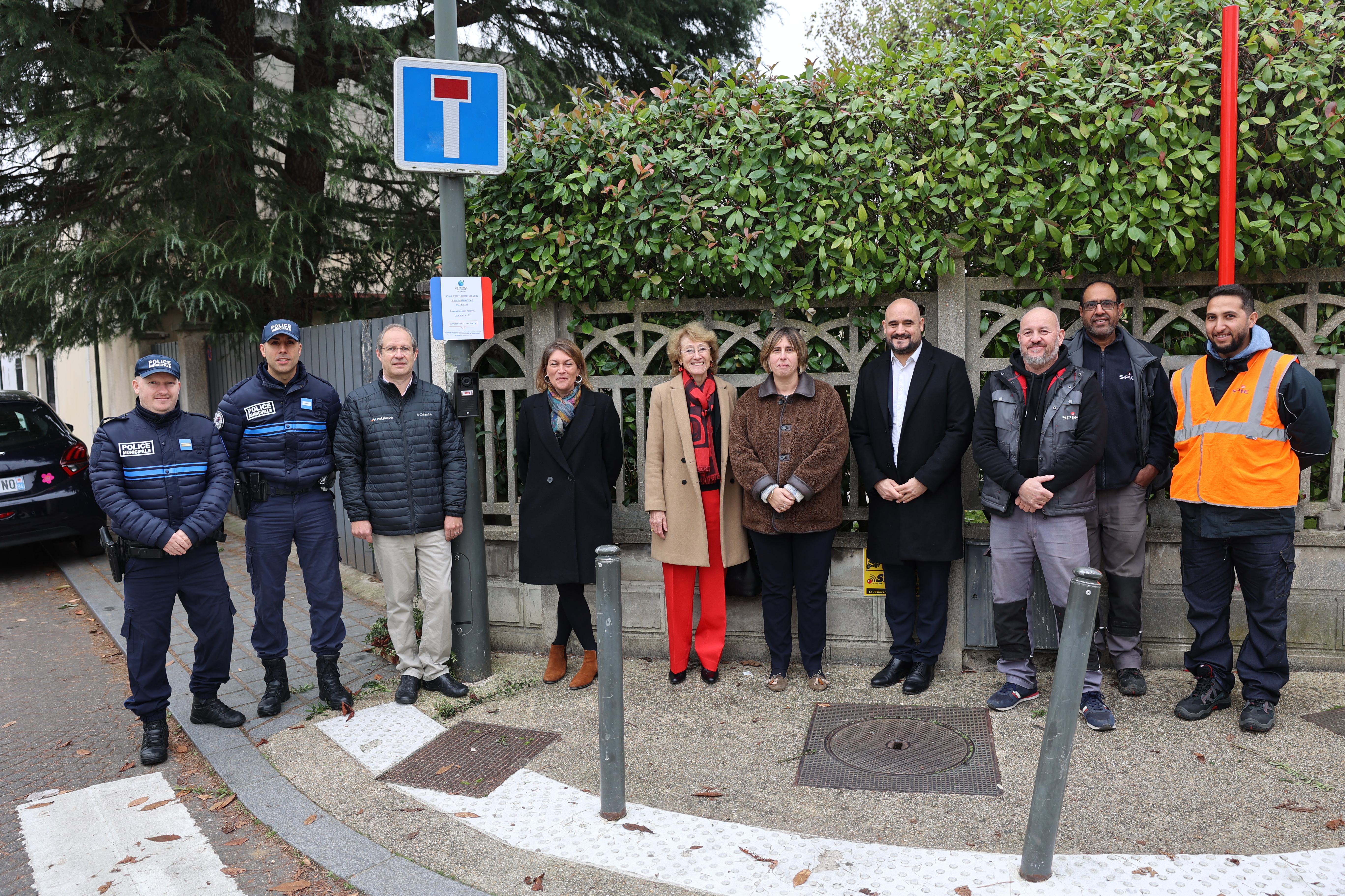 photo de l'inauguration de la borne devant le collège De Lattre