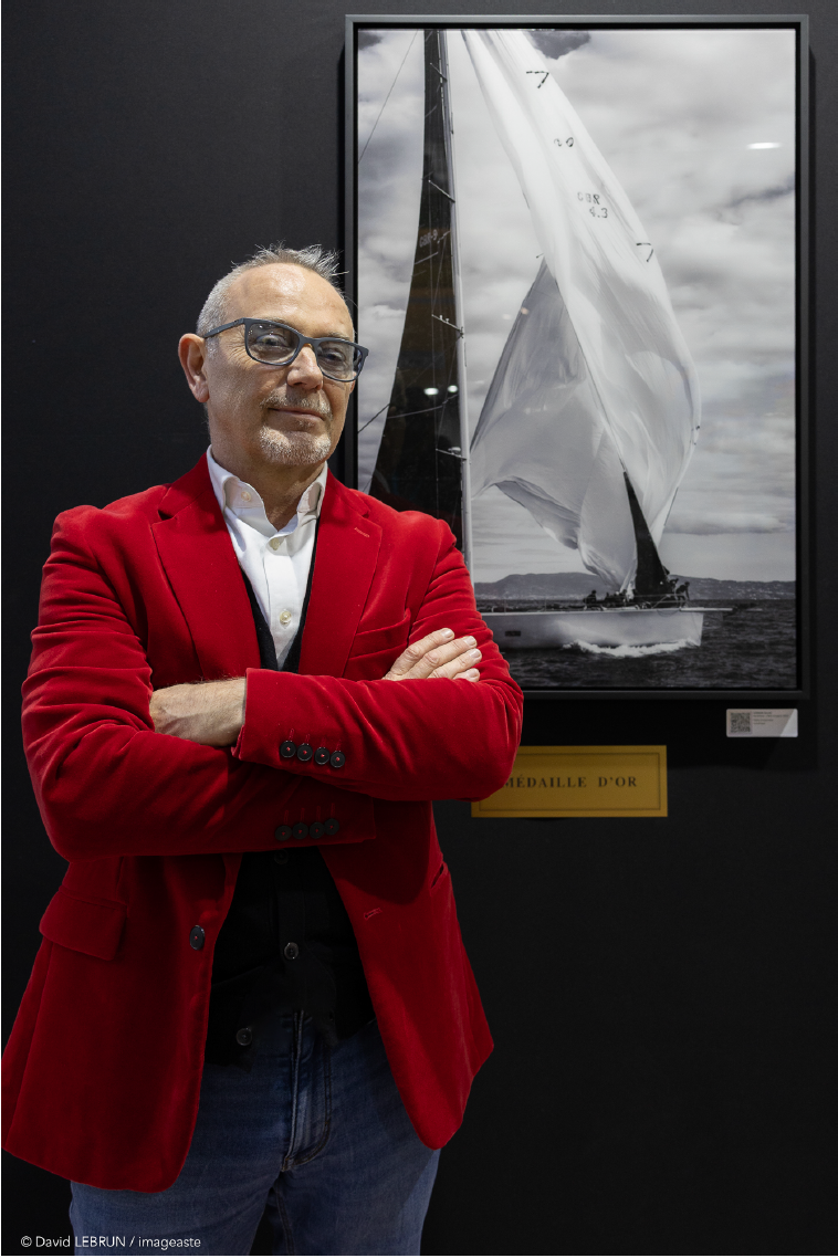 Photo de David Lebrun devant son œuvre