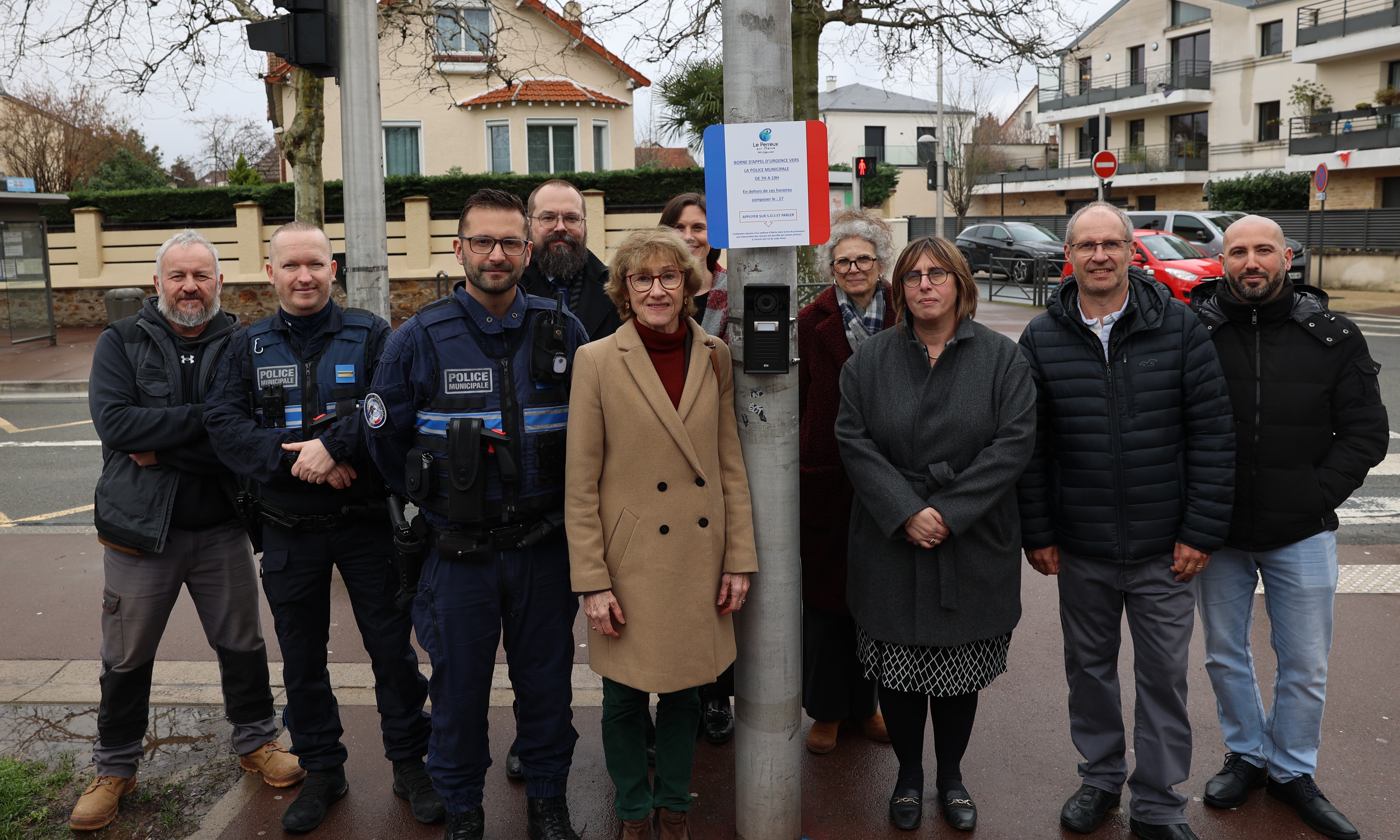 photo de l'inauguration de la borne devant le collège Brossilette