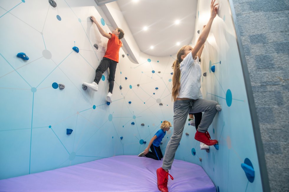 enfants-cote-du-mur-escalade-camera.jpg