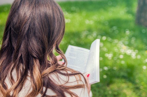 jeune-fille-livre-dans-jardin-vert-gratuit-femme-heureuse-connaissance-est-pouvoir-soif-connaissance-livre-main-femme.jpg